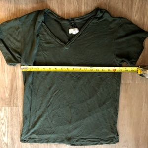 Lou & Grey XS V-neck Tee – Olive Green